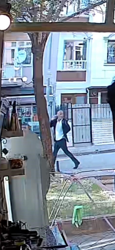 Bir kişiyi yaraladı, polise yakalanmamak için başına silah dayadı