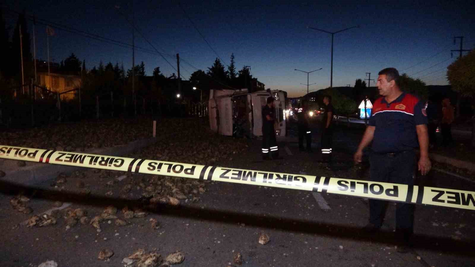 Burdur’da kontrolden çıkan pancar yüklü tır devrildi:1 yaralı