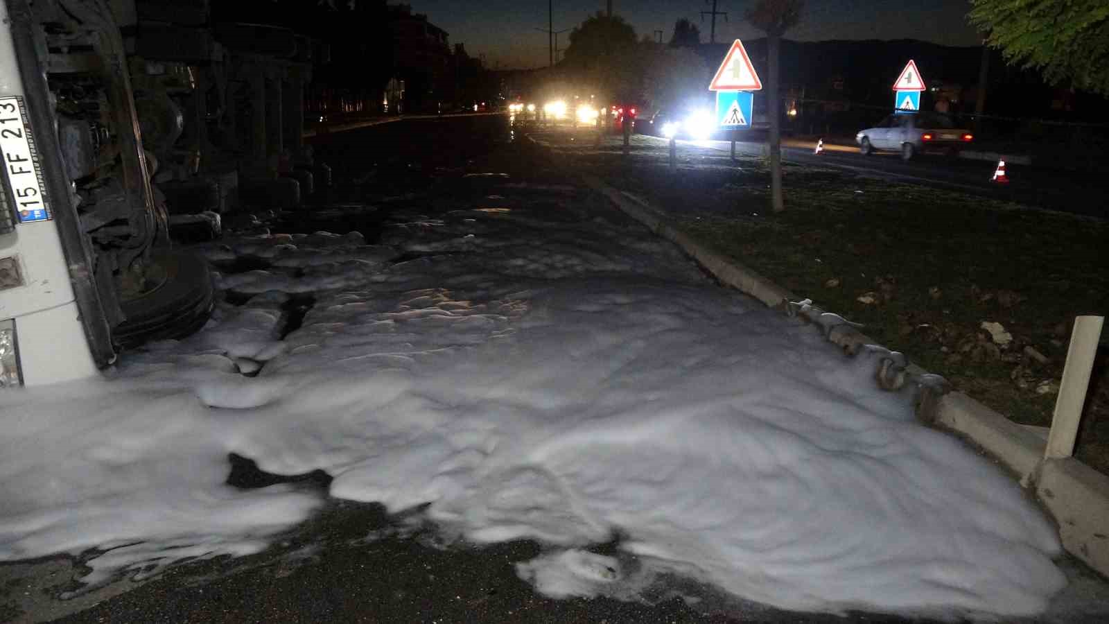 Burdur&rsquo;da kontrolden &ccedil;ıkan pancar y&uuml;kl&uuml; tır devrildi:1 yaralı
