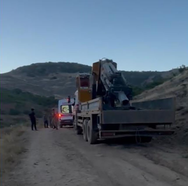 Muş’ta devrilen kepçede sıkışan operatörü AFAD ekipleri kurtardı