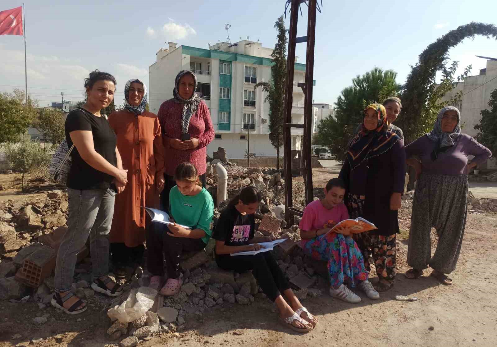 Depremde okulu yıkılan mahalleli yenisinin yapılmasını istiyor
