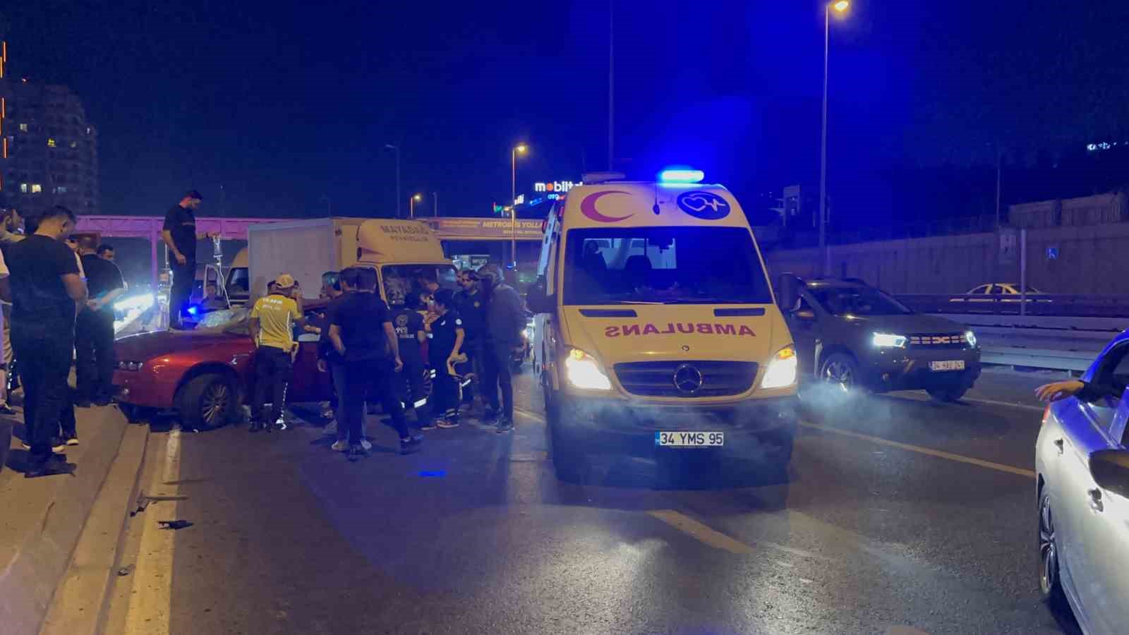 Bakırköy’de kontrolden çıkan otomobil kamyonete çarptı: 1 yaralı