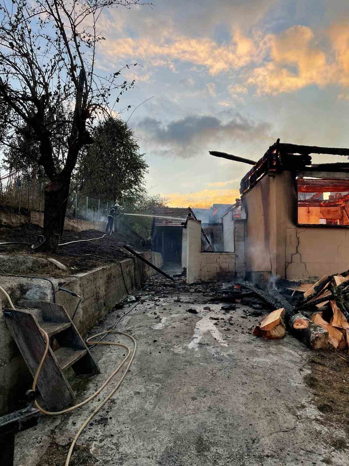 Sinop’ta 2 katlı ev alev topuna döndü