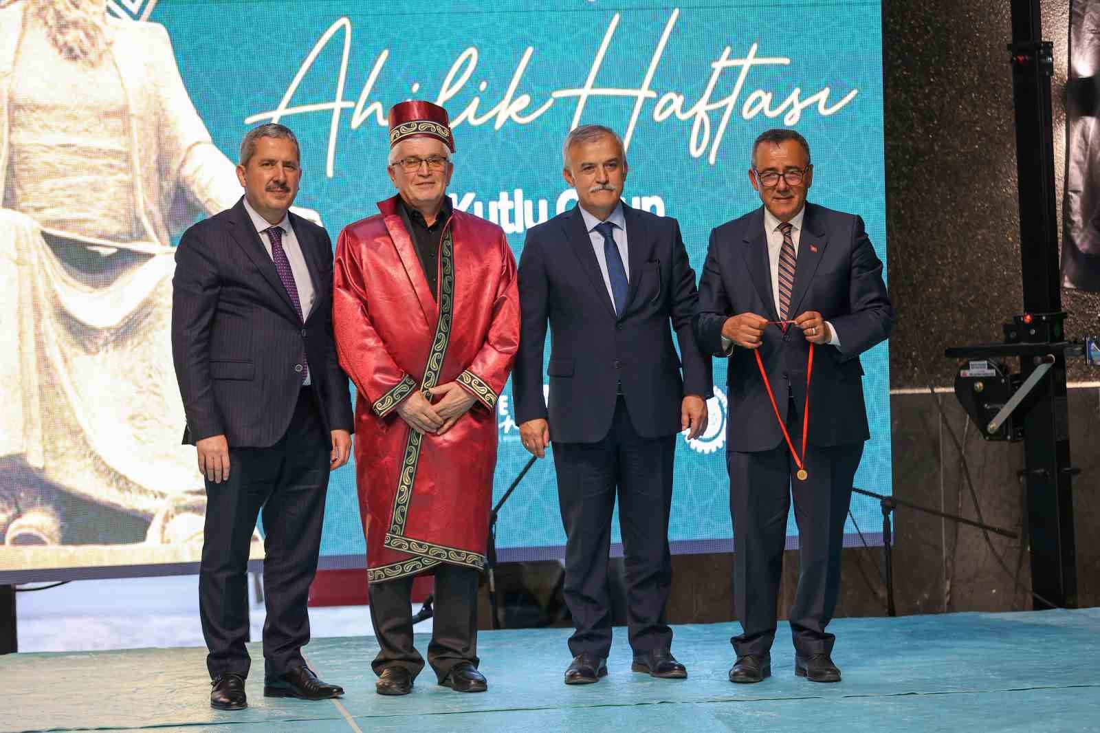 S&ouml;z&uuml; verilen ticaret merkezi Uşaklılarla buluştu
