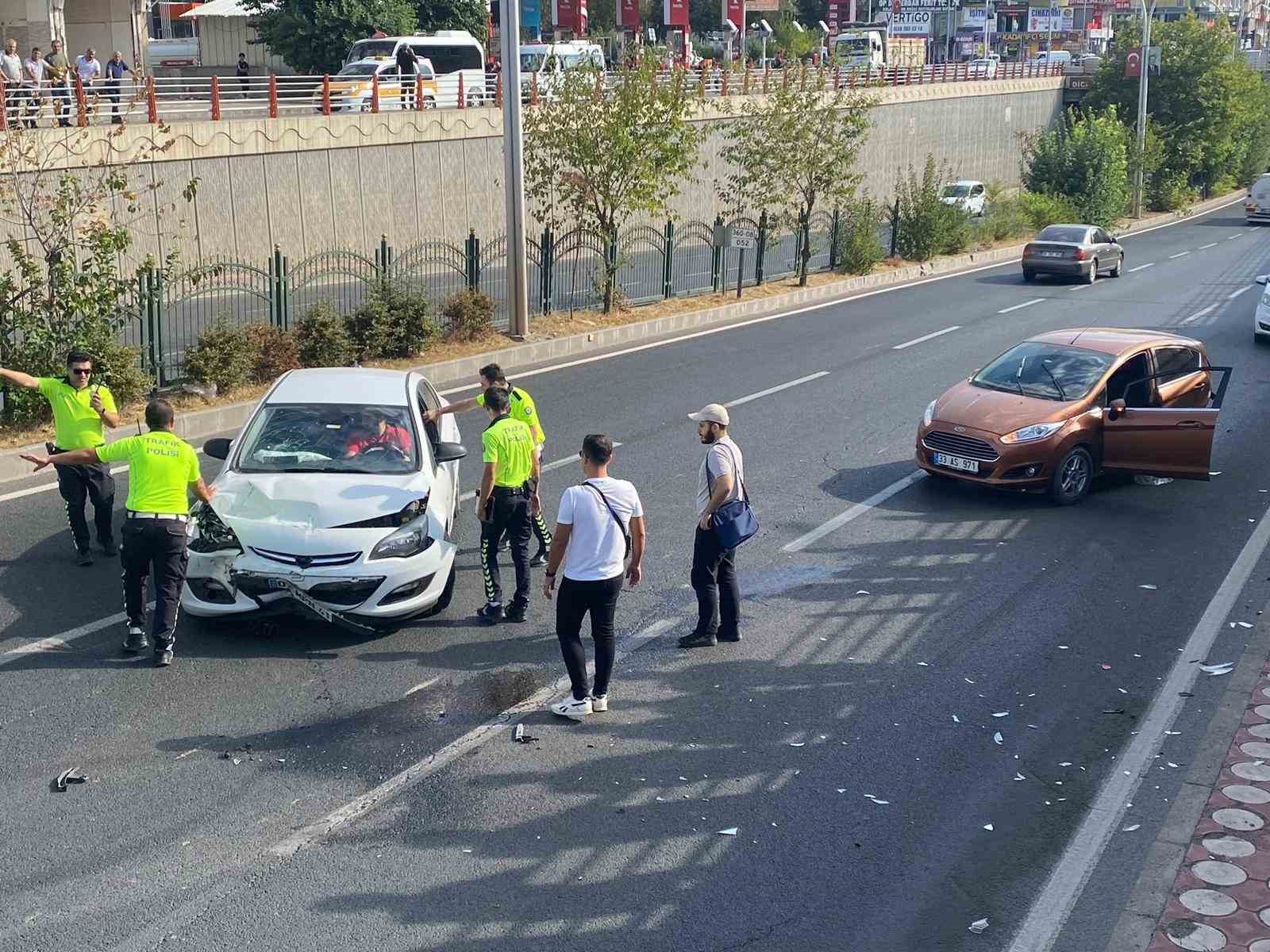 Diyarbakır’da iki otomobil çarpıştı: 1 yaralı