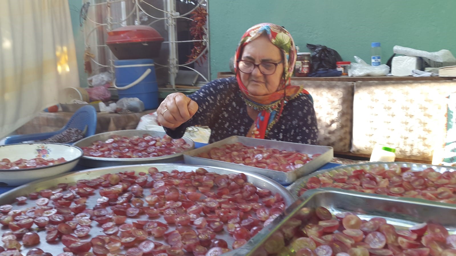 Kış için üzüm hurmaları hazırlanmaya başlandı
