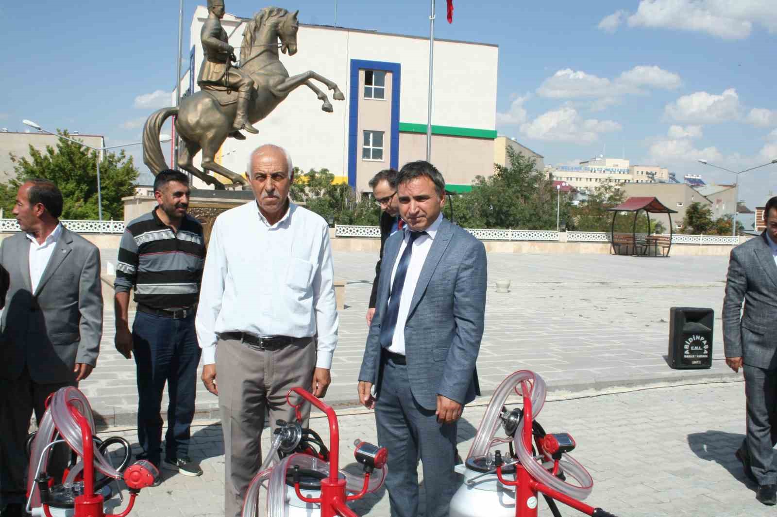 Bulanıklı çiftçilere ekipman desteği sağlandı
