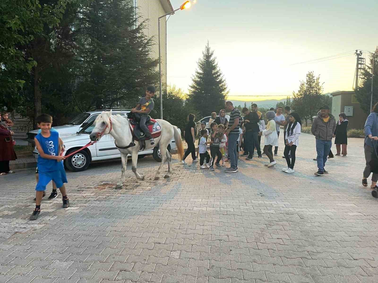 Hisarcık’ta çocukların at sevgisi
