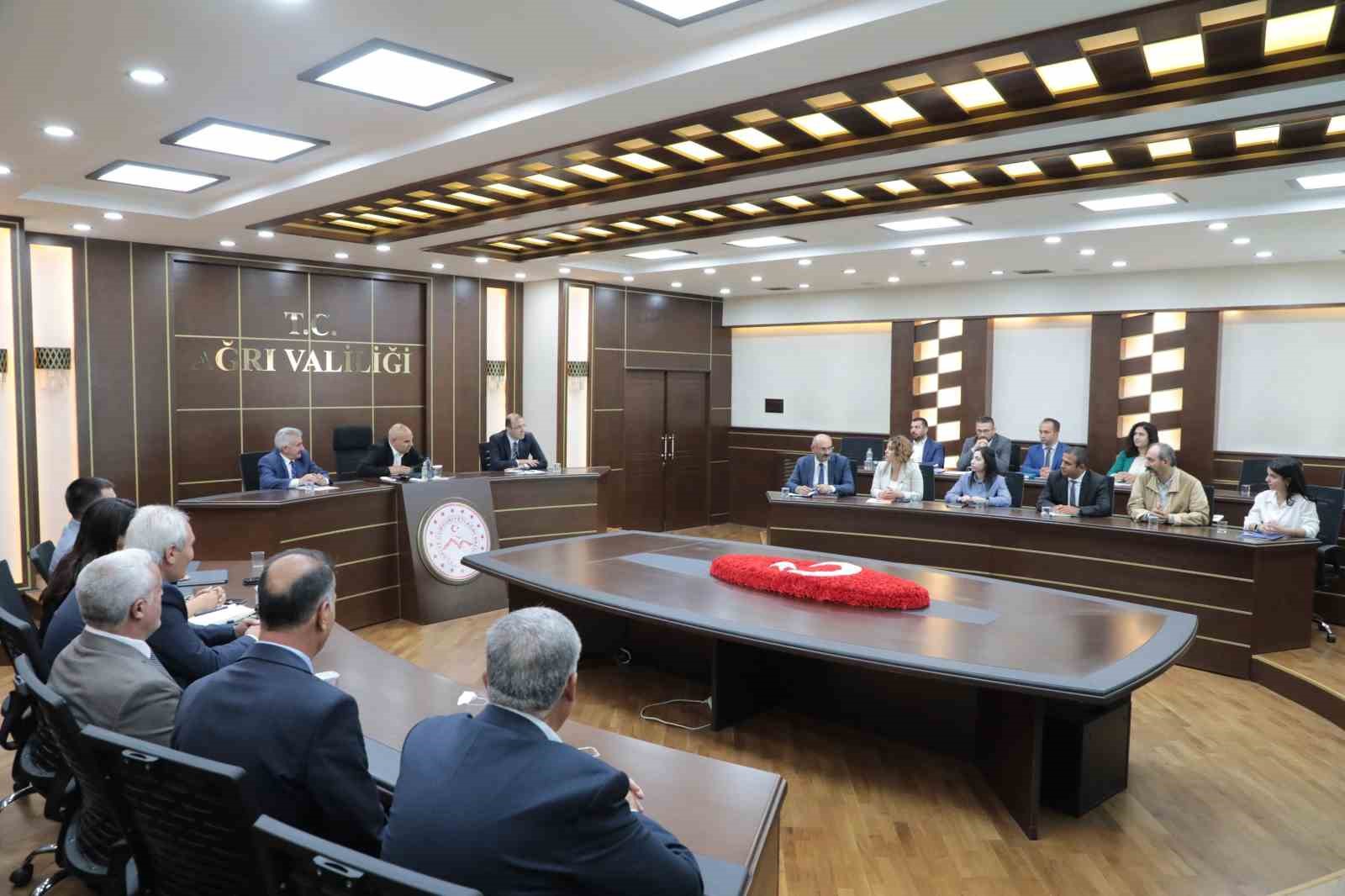 Ağrı Valisi Mustafa Ko&ccedil;, &ccedil;evre hizmetleri birliği toplantısına katıldı
