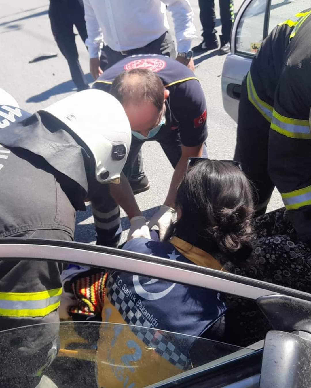 Kavşağa kontrols&uuml;z giren otomobile başka bir otomobil &ccedil;arptı: 3 yaralı
