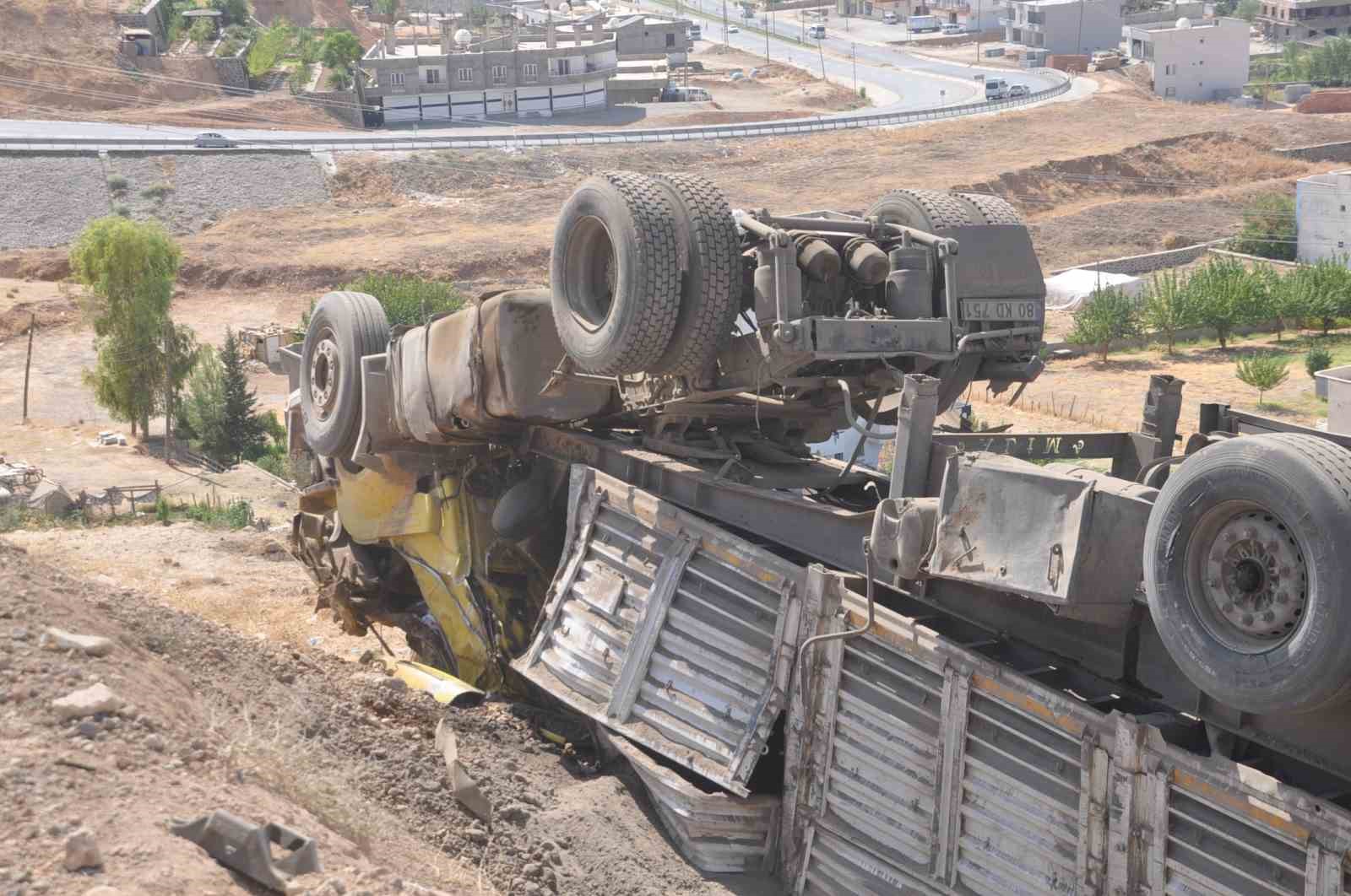 Cizre’de freni boşalan tır şarampole devrildi: 1 yaralı