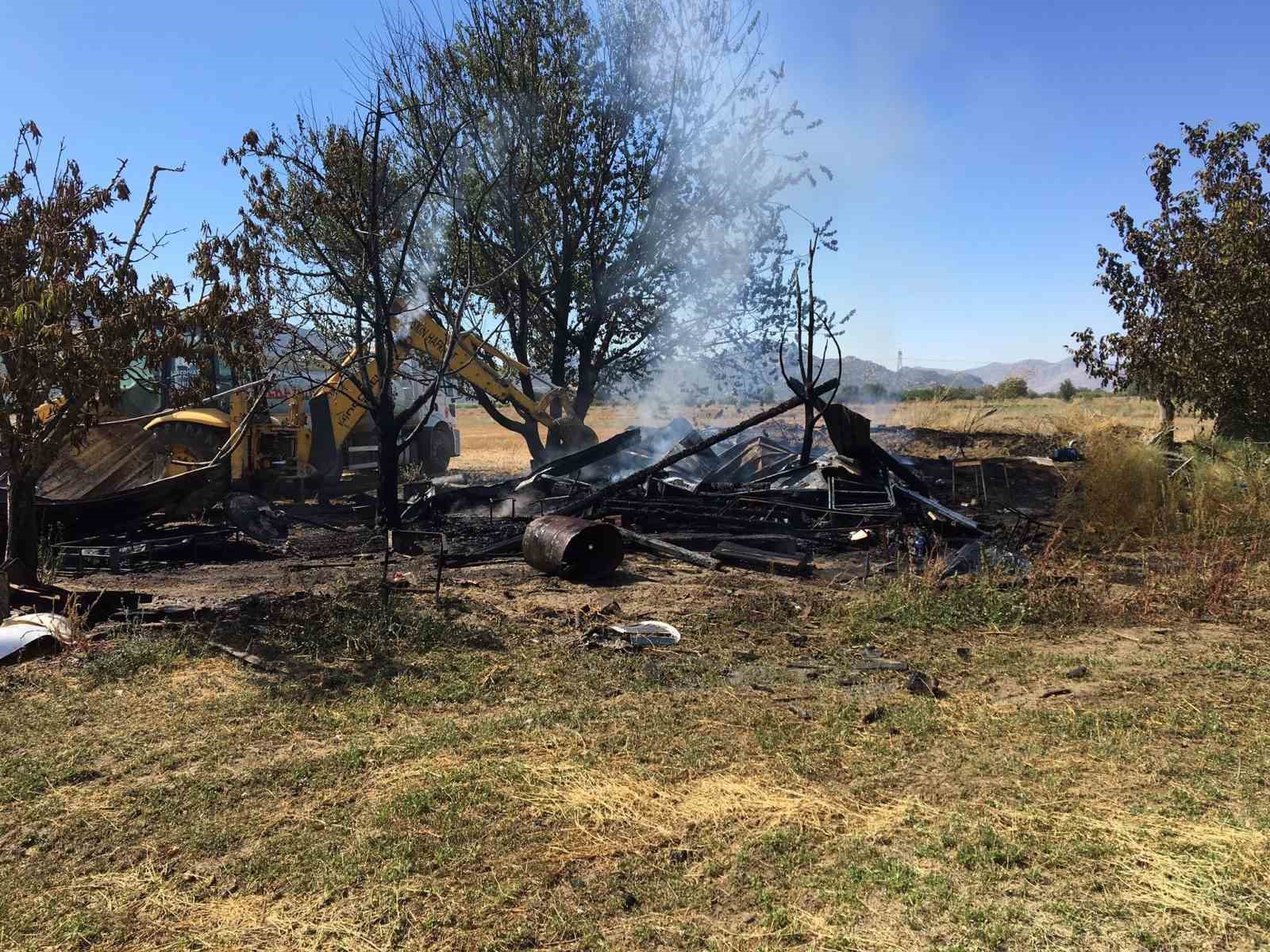 Burdur&rsquo;da &ccedil;ıkan yangında bağ evi kullanılamaz hale geldi
