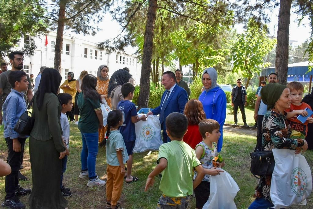 Diyarbakır’da 22 aile ve 60 çocuğa giysi desteği sağlandı