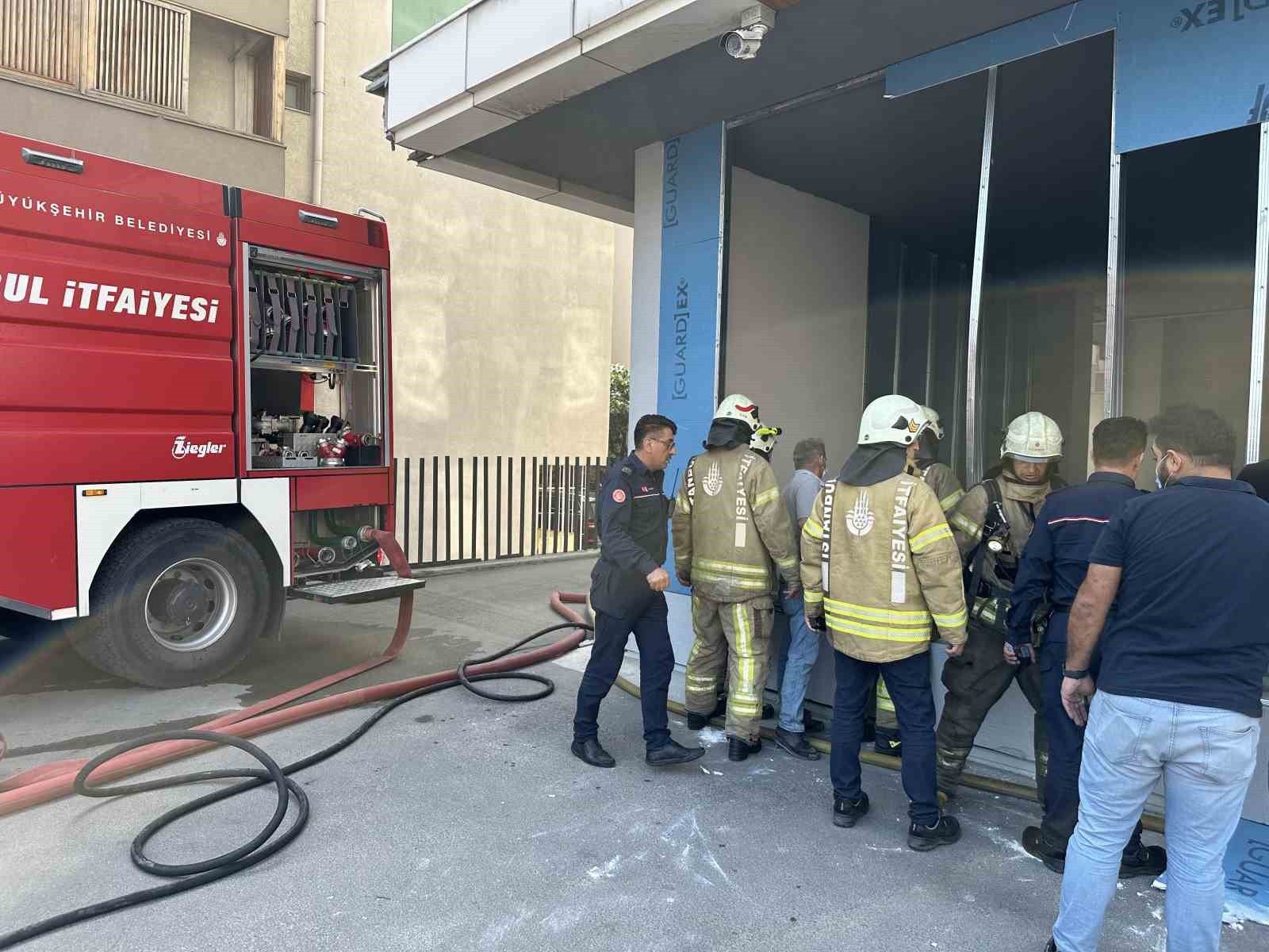 Üsküdar’da korkutan depo yangını 