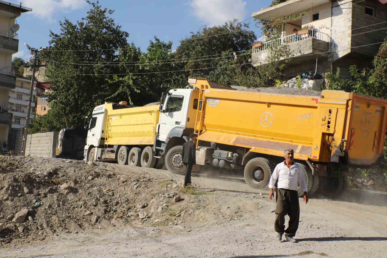 Hakkari&rsquo;de bir semt ilk defa asfalta kavuşuyor

