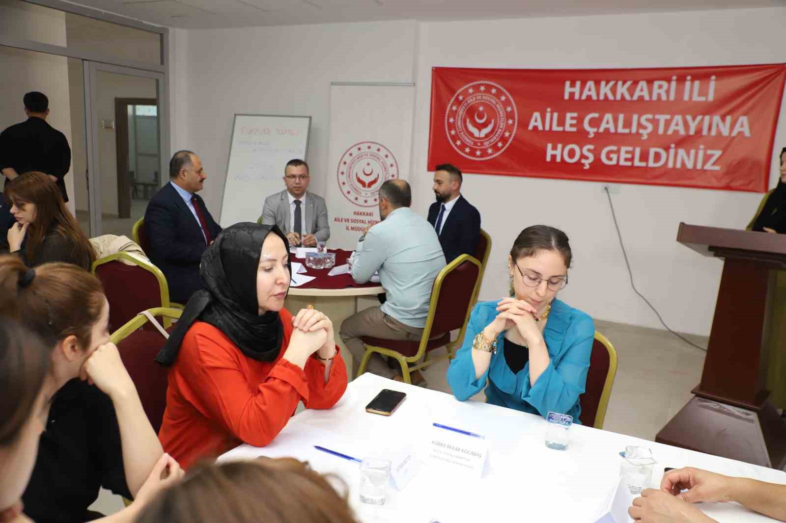 Hakkari&rsquo;de "Aile &Ccedil;alıştayı" d&uuml;zenlendi
