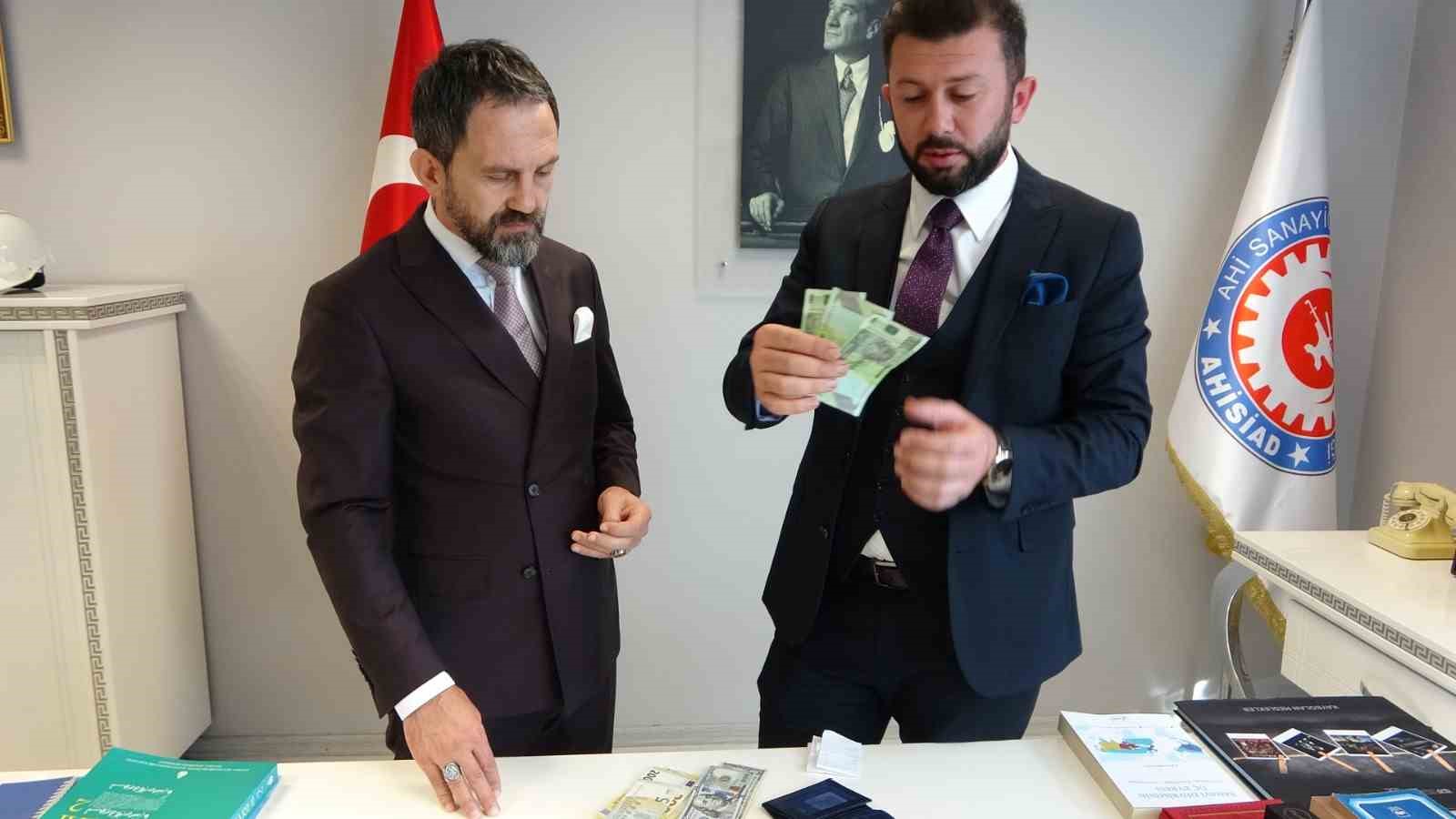 Sultanbeyli’de işletme sahibi, kafede unutulan para dolu cüzdanı derneğe iade etti
