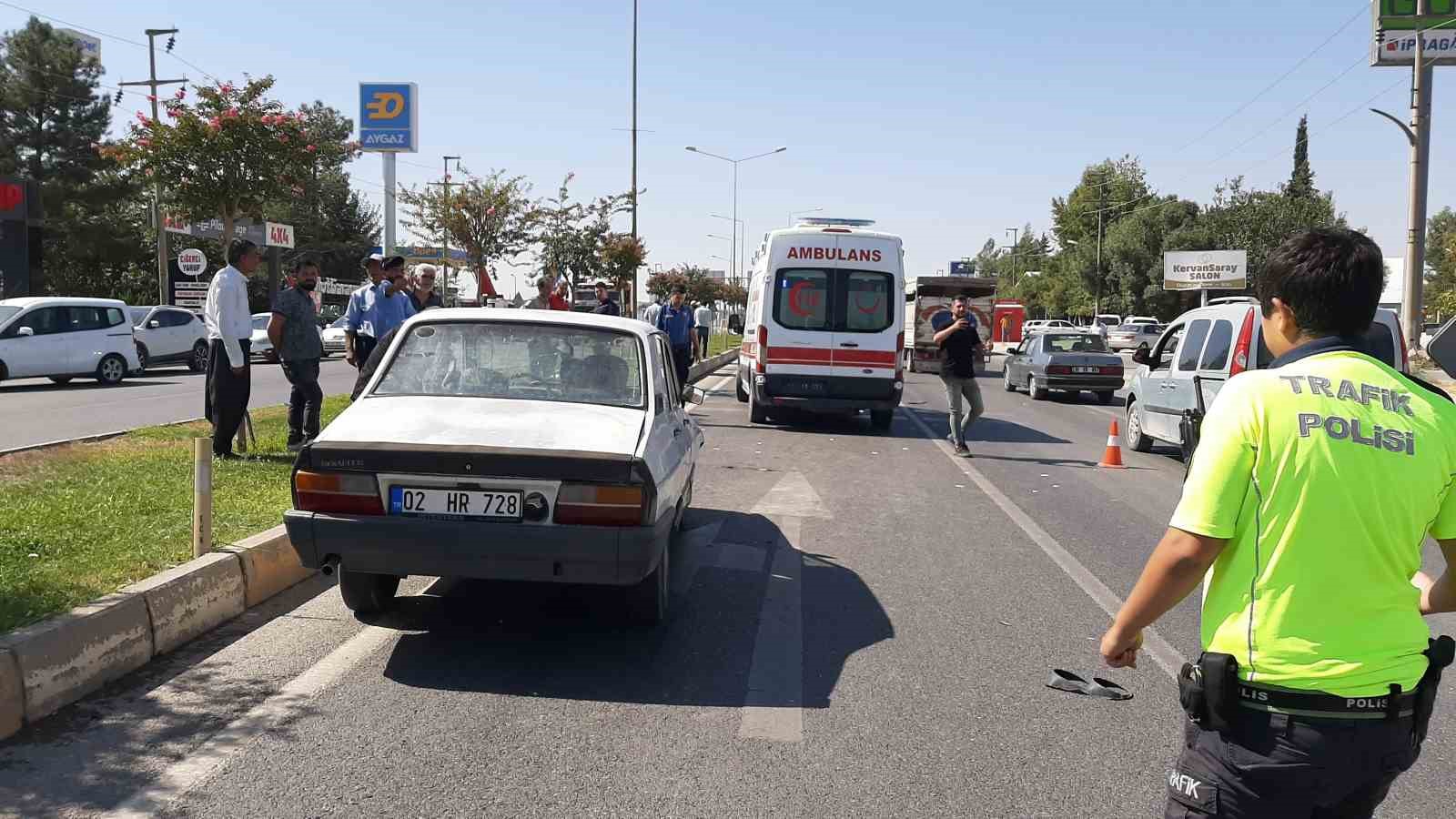 Otomobil motosikletle &ccedil;arpıştı
