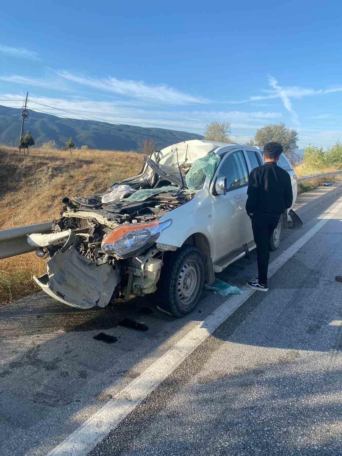 Kastamonu’da yoldan çıkan pikap bariyerlere çarparak durabildi. 1 yaralı