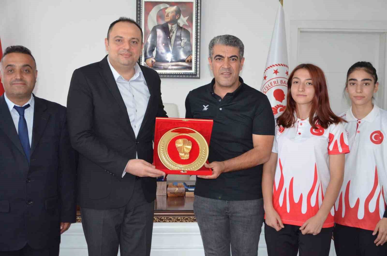 D&uuml;nya kupasına gidecek sporculardan Kaymakam Demir&rsquo;e ziyaret
