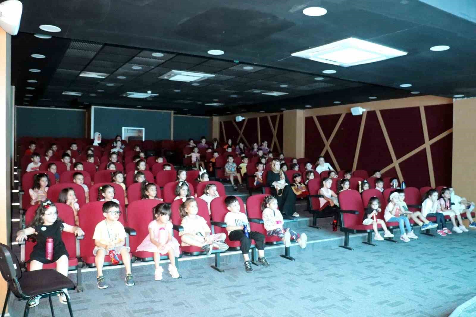 Siirt Belediyesi, çocuklara sinema keyfi sunuyor