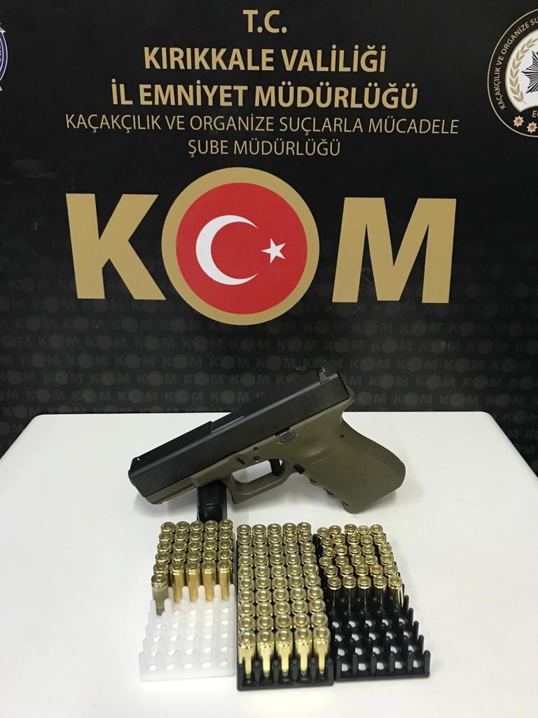 Kırıkkale&rsquo;de ka&ccedil;ak &uuml;t&uuml;n ve kozmetik &uuml;r&uuml;n ele ge&ccedil;irildi: 6 g&ouml;zaltı
