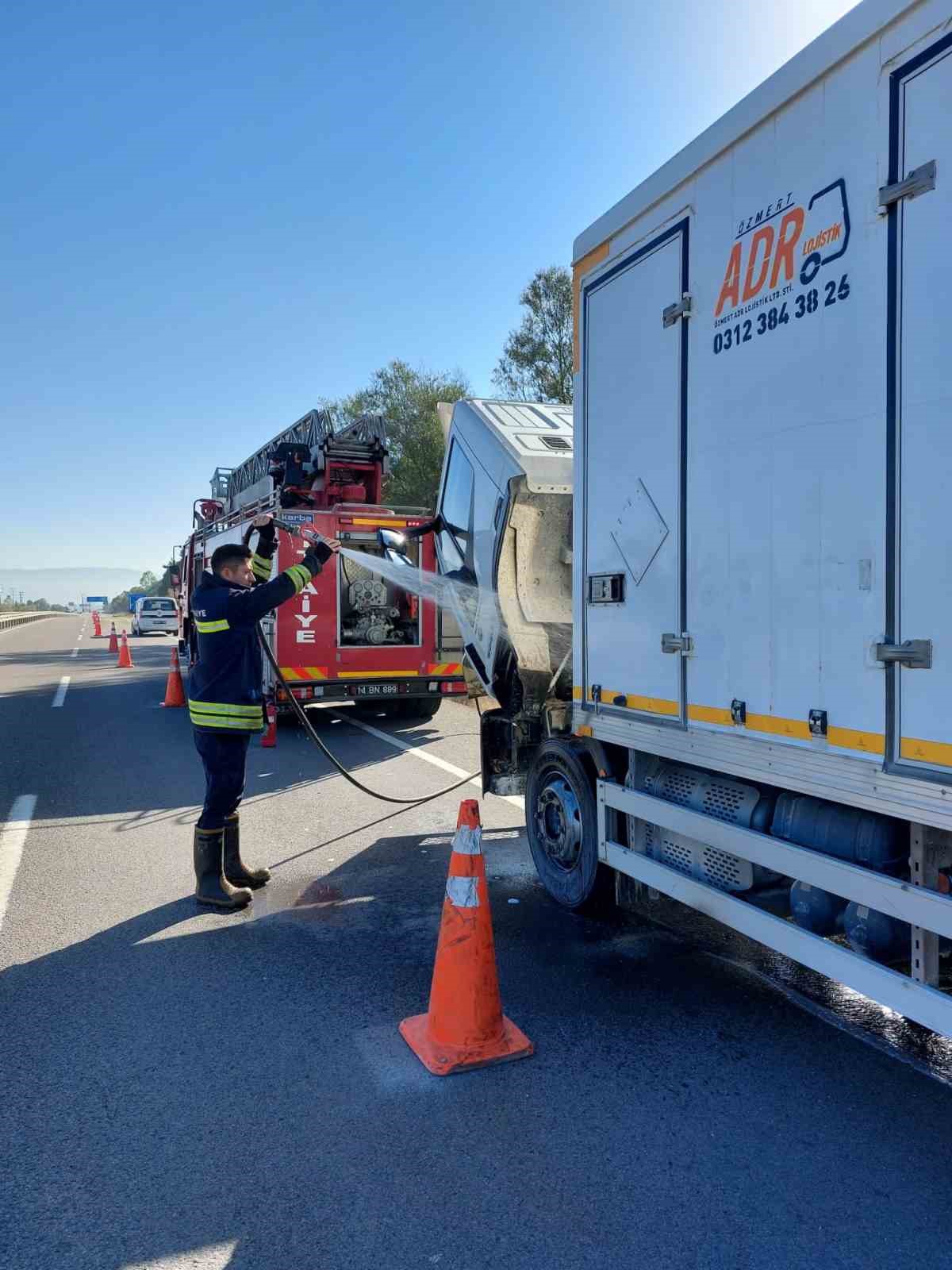 Patlayıcı yüklü kamyonun motor kısmı alev aldı, faciadan dönüldü
