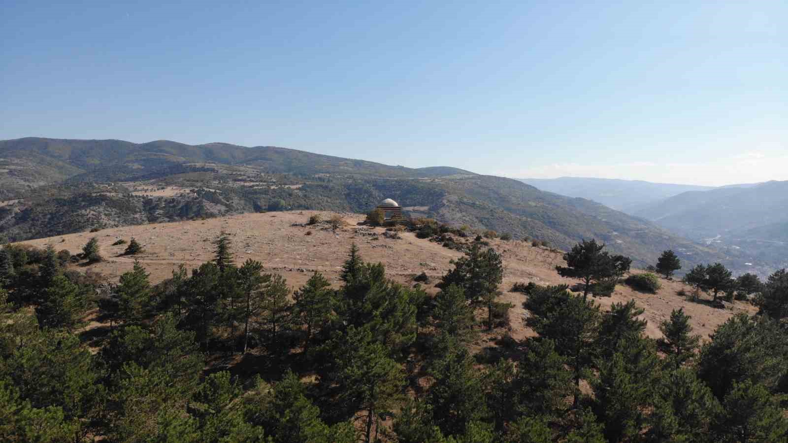 Bulunduğu tepeye adını veren türbenin tarihini kimse bilmiyor