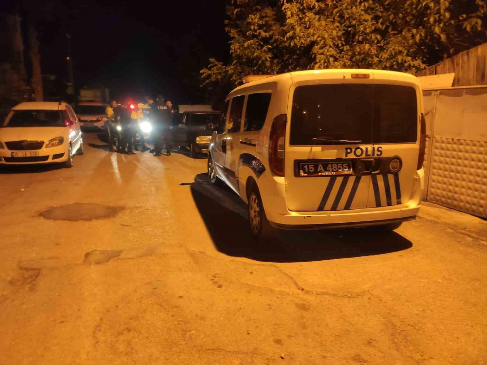Dur ihtarına uymayıp polisleri peşine taktı, aracı terk edip ka&ccedil;sa da cezadan kurtulamadı
