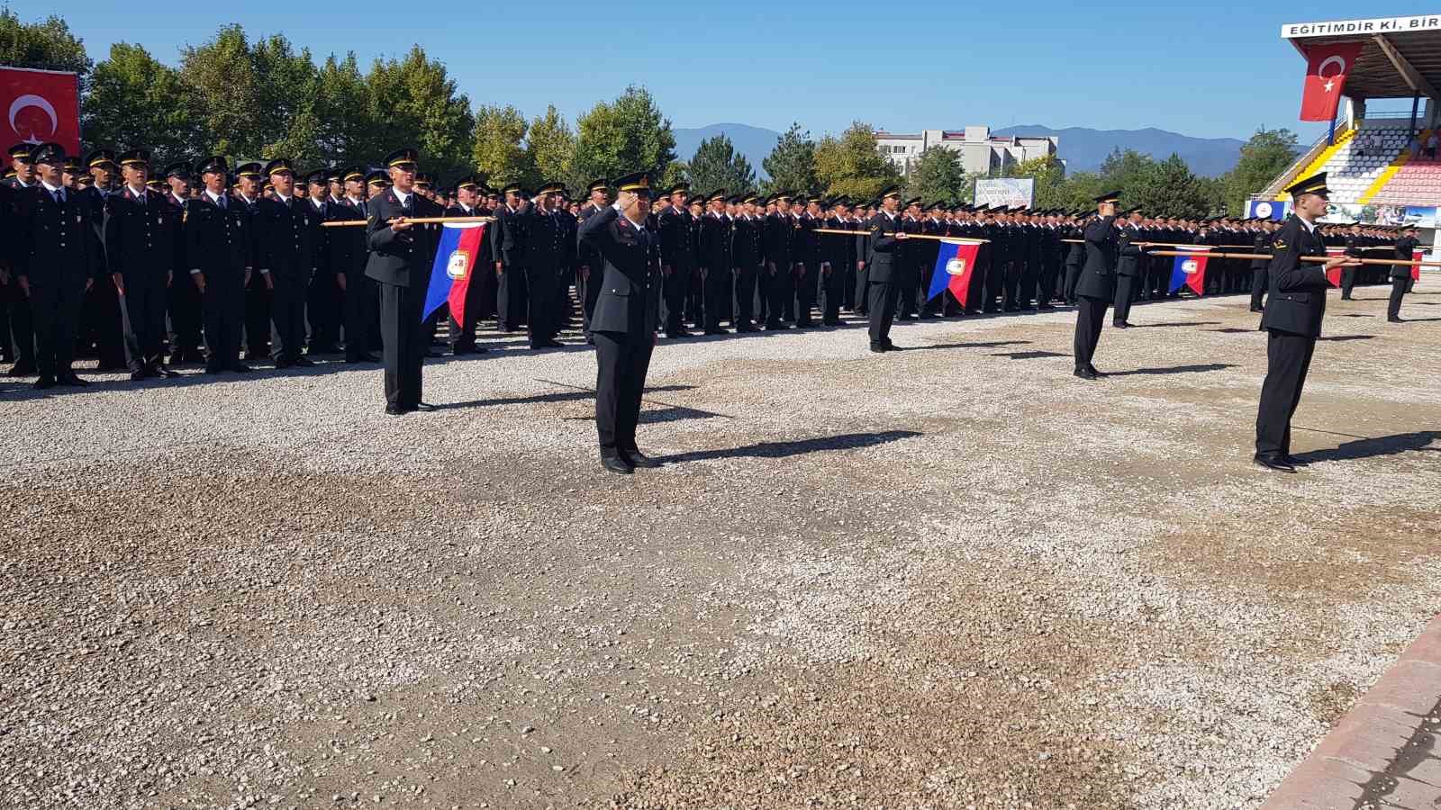 Eğitimleri başarıyla tamamlayan astsubay adayları yemin etti
