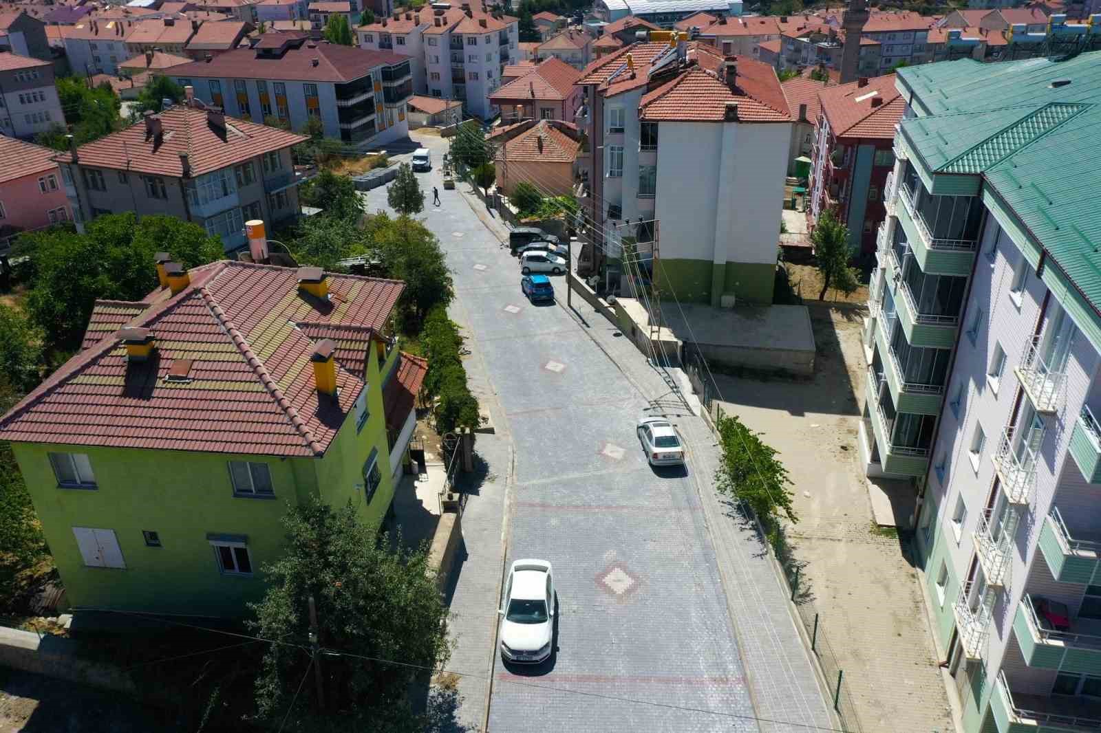 Akdağmadeni&rsquo;nde yollar yenilenmeye devam ediyor
