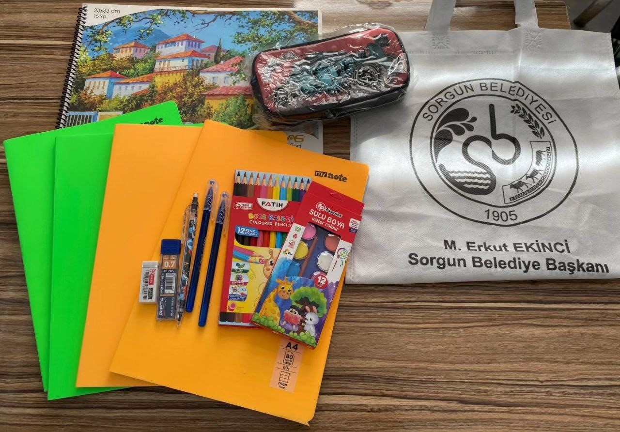 Sorgun’da bin 300 öğrenciye kırtasiye seti hediye edildi