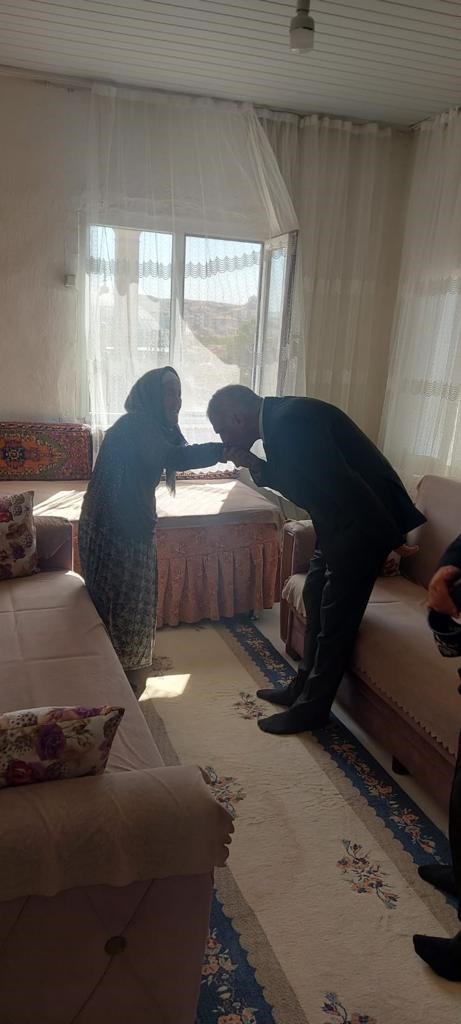 Emniyet müdürü, şehit babası ve babaannesinin elini öperek göreve başladı