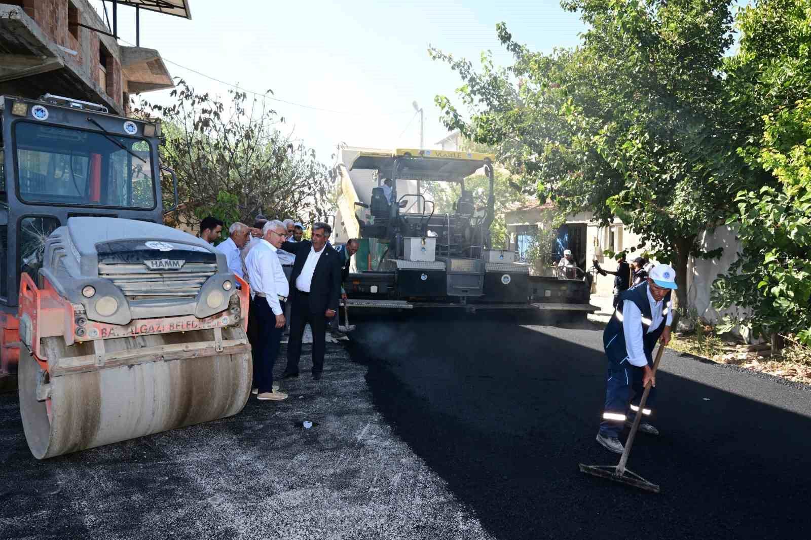 Hatunsuyu Mahallesi’ndeki yollarda asfalt serimi
