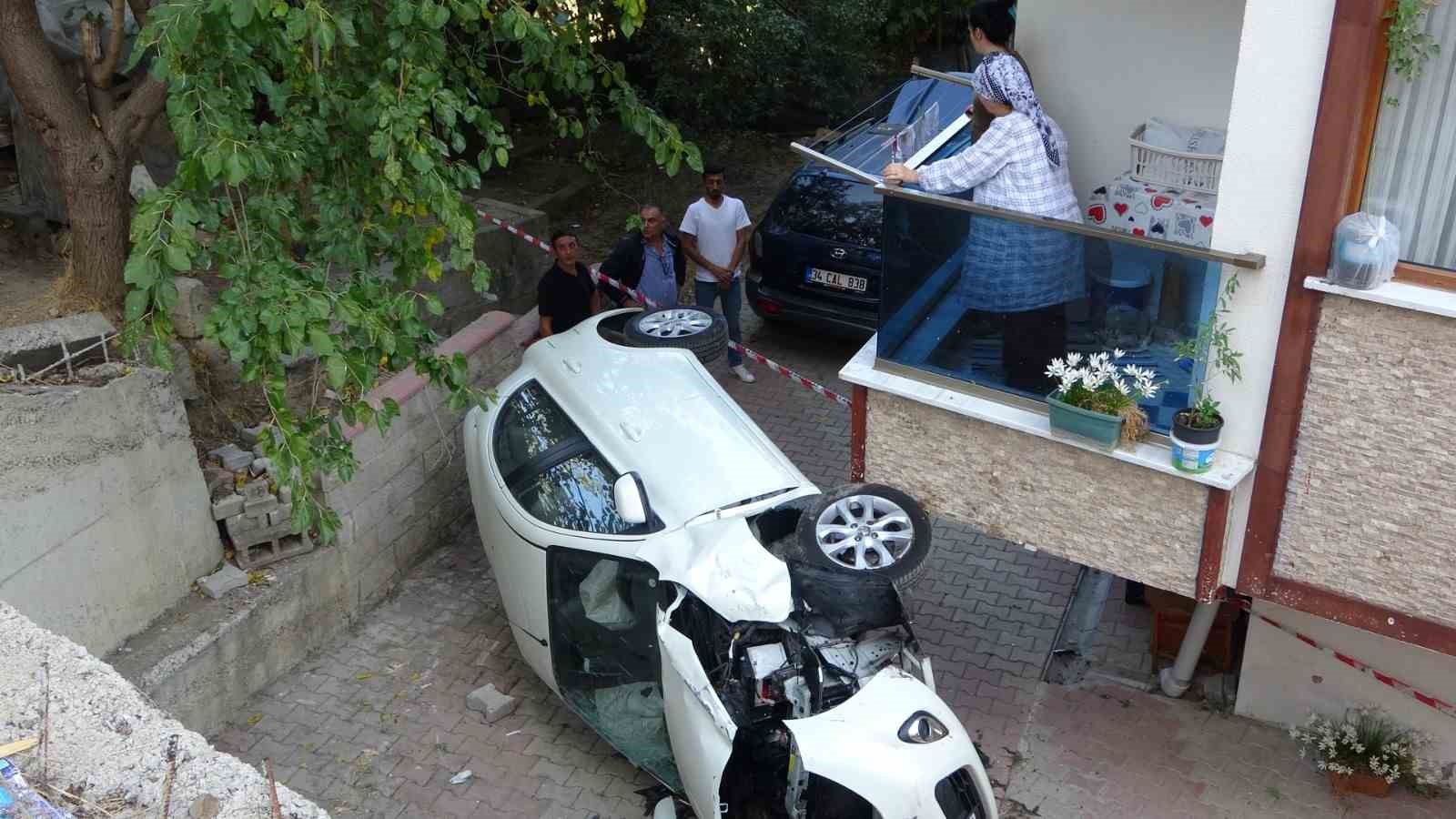 Çekmeköy’de otomobilin apartman boşluğuna düştüğü kaza kamerada