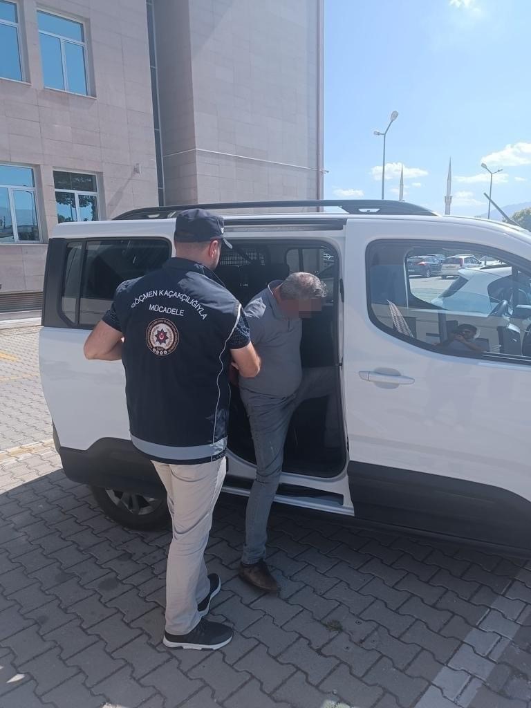 Erzincan&rsquo;da 5 ka&ccedil;ak g&ouml;&ccedil;men yakalandı, 1 organizat&ouml;r tutuklandı
