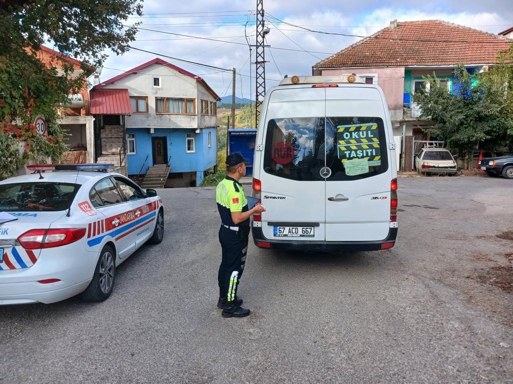 Jandarma ekipleri okul servislerini denetledi

