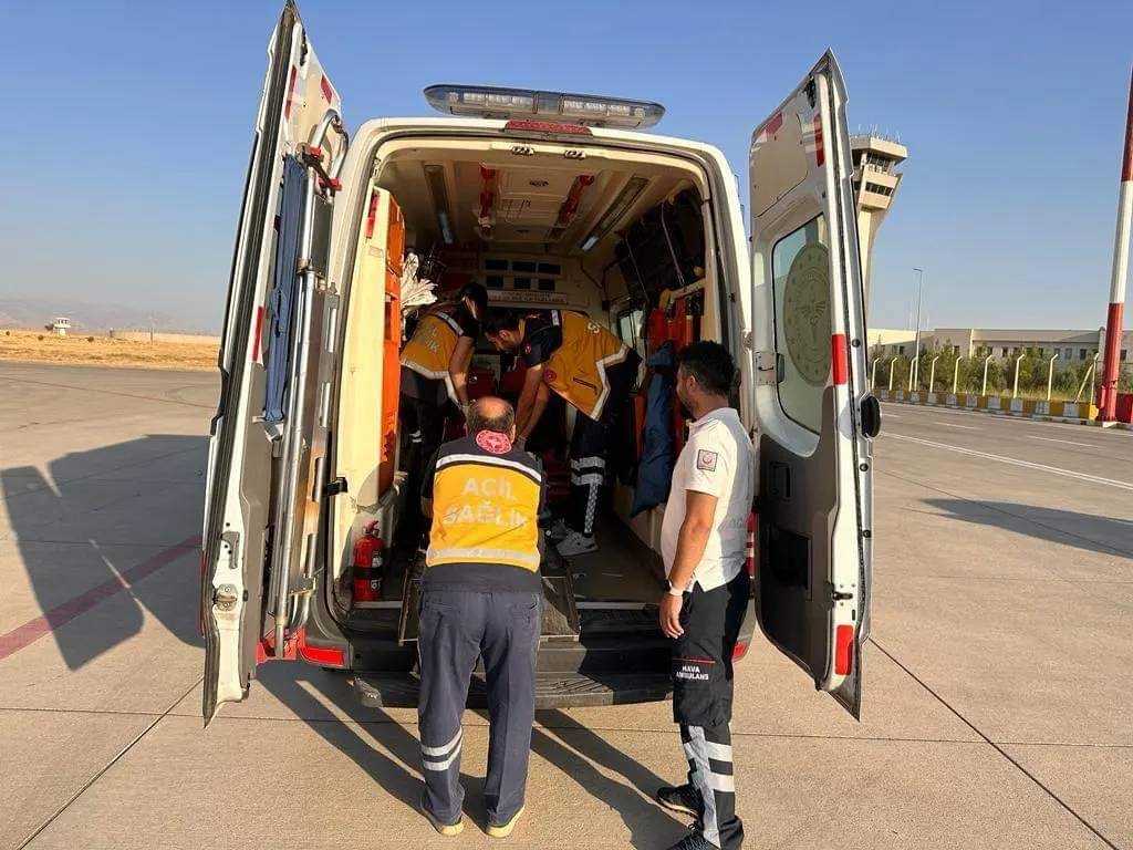 Ambulans helikopter pn&ouml;moni ent&uuml;be olan 40 g&uuml;nl&uuml;k bebek i&ccedil;in havalandı
