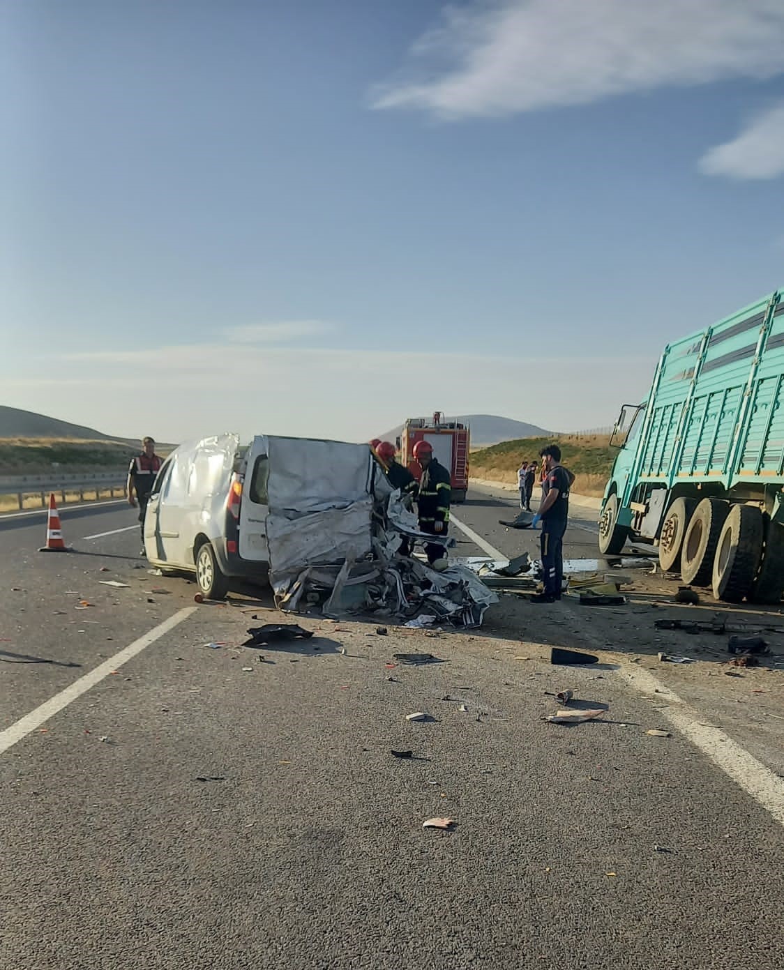 Nevşehir’de hafif ticari araç kamyona arkadan çarptı: 2 ölü