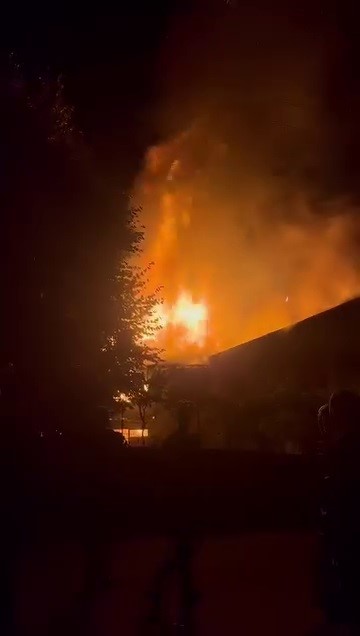 Ahşap bina yangını k&ouml;yl&uuml;y&uuml; sokağa d&ouml;kt&uuml;
