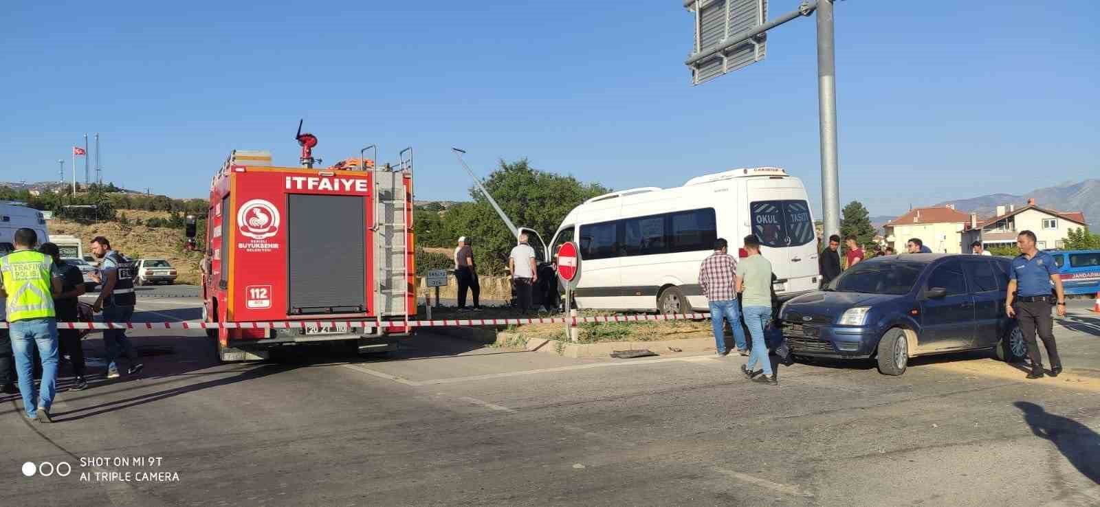 Kontrolden çıkan okul servisi, iki araca çarptı: 7’si öğrenci 8 yaralı