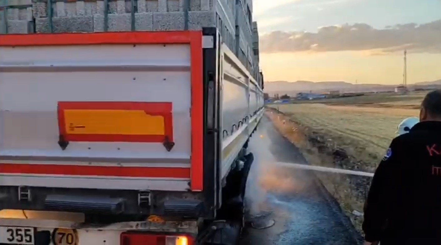 Kars’ta hareket halindeki tırın lastikleri alev aldı