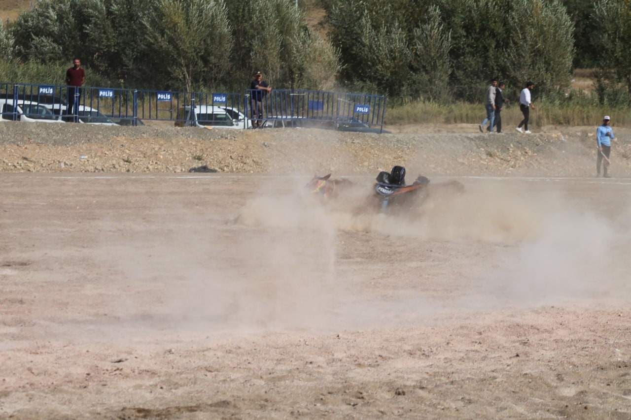 Nefeslerin tutulduğu Türkiye Cirit Şampiyonasında 3 sporcu attan düştü