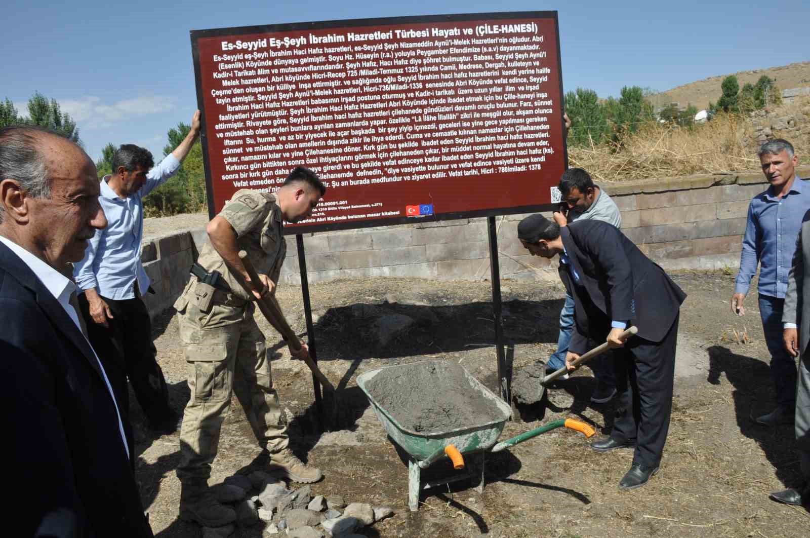 Kaymakam Ocak, tarihi Esenlik köyünü ziyaret ederek yönlendirme tabelalarının yerleştirmesini gerçekleştirdi
