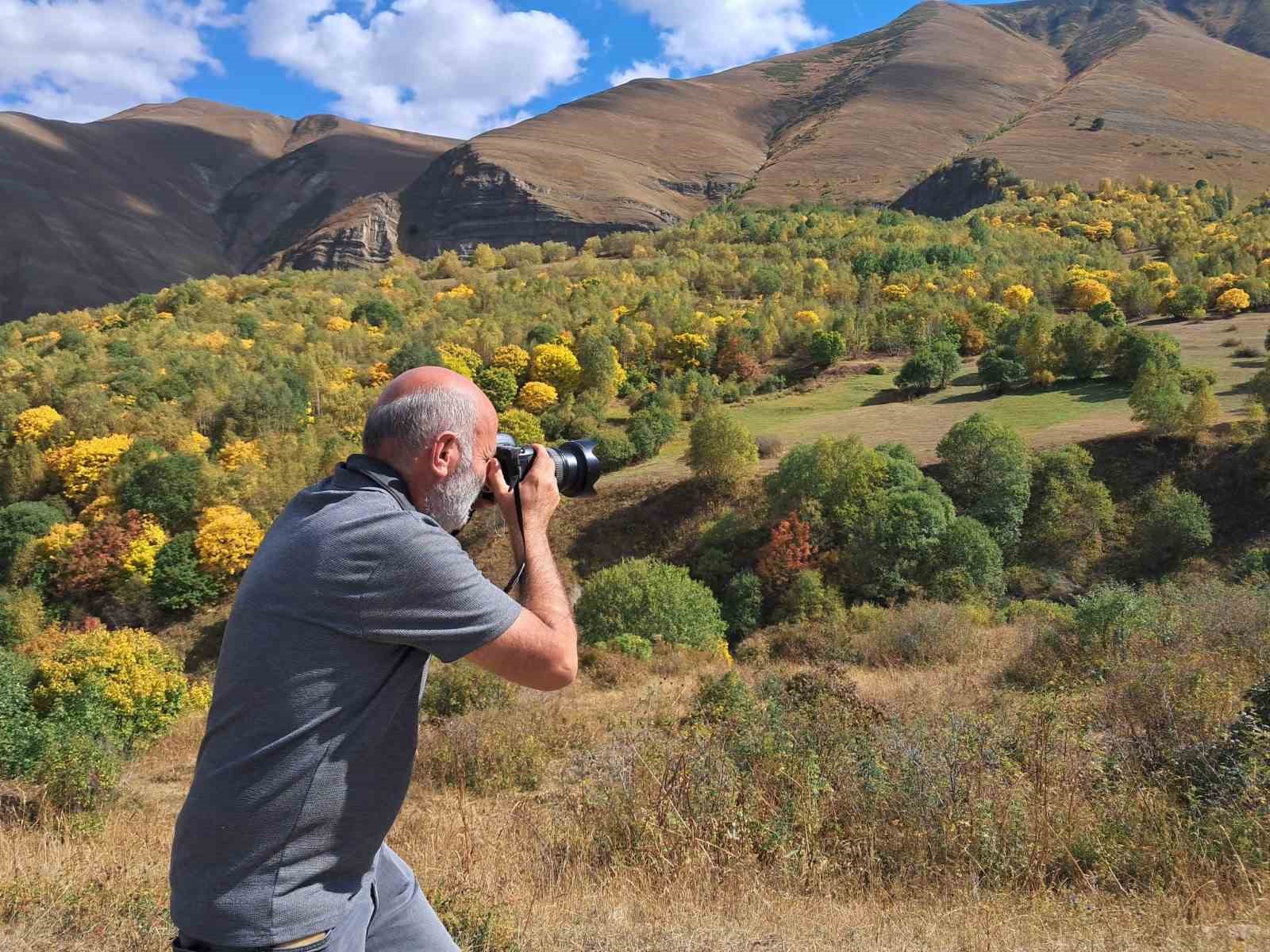 Sonbahar renkleri erken başladığı köy foto tutkunlarının ilgisini çekiyor
