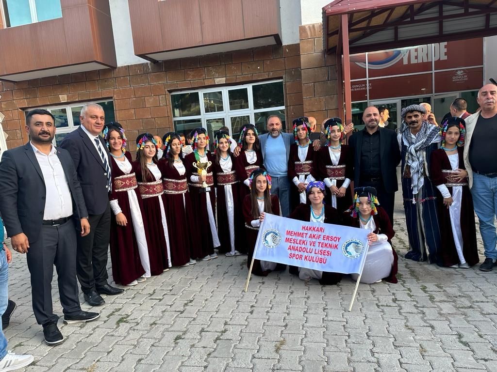Hakkari halk oyunları ekipleri 2 dalda b&ouml;lge birincisi oldu
