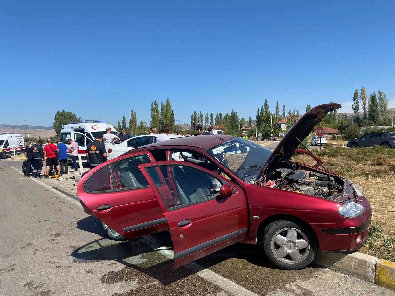 İl Özel İdaresine ait arazi aracıyla otomobilin karıştığı kazada 5 kişi yaralandı