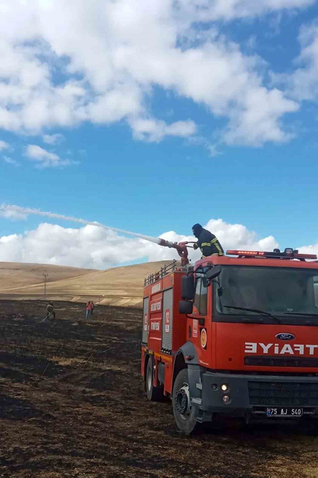 Ardahan&rsquo;da &ccedil;ıkan anız yangını s&ouml;nd&uuml;r&uuml;ld&uuml;
