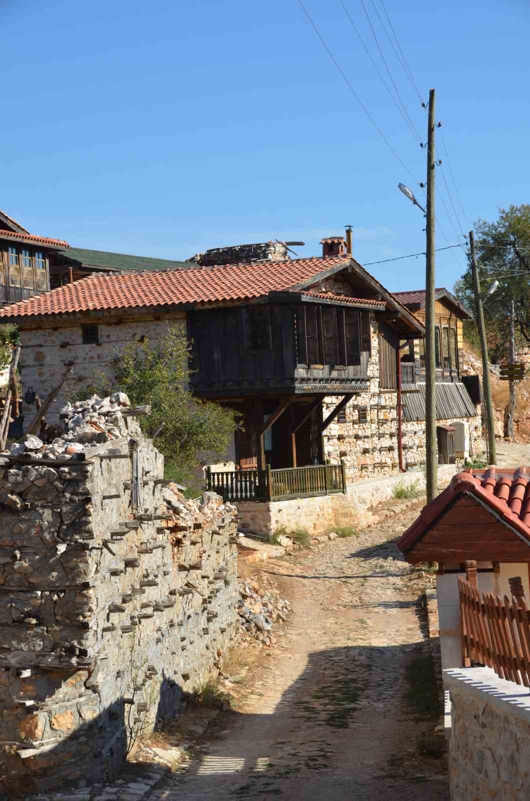 Beton yapı bulunmayan ve d&uuml;ğmeli evleri ile meşhur k&ouml;ye  koruma ama&ccedil;lı imar planı
