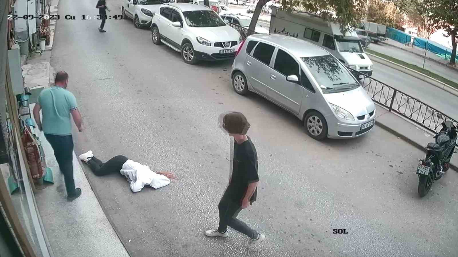 Kastamonu&rsquo;da gen&ccedil; kızın 3. kattan d&uuml;şme anı kameraya yansıdı
